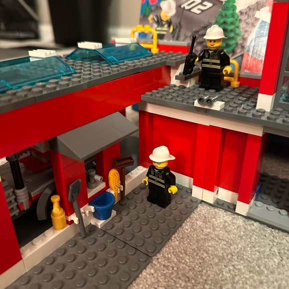 LEGO CITY Fire Station (7945) Verified 100% Complete w/ Manuals and Box - Picture 7 of 9